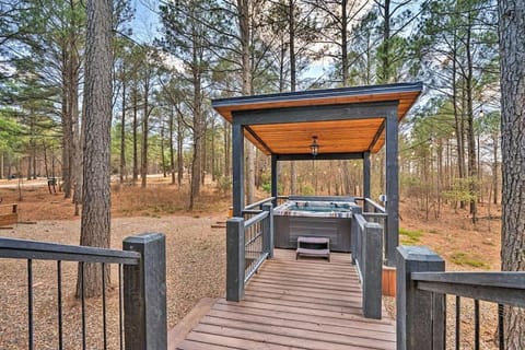 Family Getaway, Hot Tub, Firepit! Chalé in Broken Bow