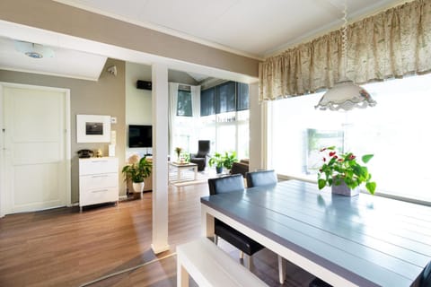 TV and multimedia, Kitchen or kitchenette, Dining area, oven, air conditioner