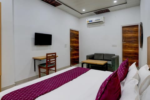 Communal lounge/ TV room, Bed, TV and multimedia, Living room, Photo of the whole room, Seating area, Evening entertainment, Bedroom, hair dresser, air conditioner