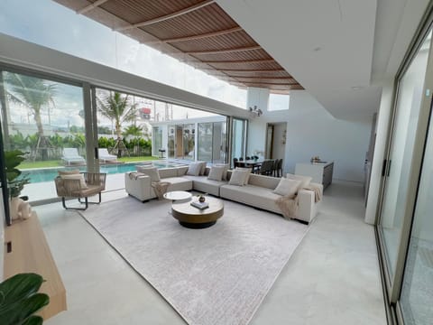 Modern Luxury 4 Bedroom Villa-Bangtao Beach Villa in Thep Krasatti