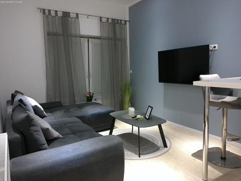 Communal lounge/ TV room, TV and multimedia, Living room, Seating area, Evening entertainment