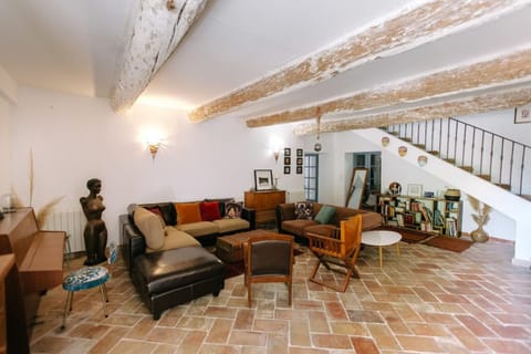 84B1 - Camelia suite in 18th century Provencal farmhouse House in Pernes-les-Fontaines