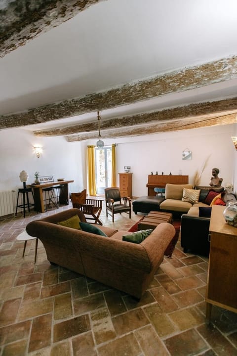 84B2 - Magnolia suite in 18th century Provencal farmhouse House in Pernes-les-Fontaines