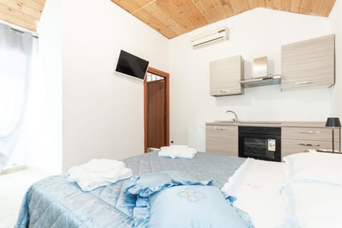 Bed, TV and multimedia, Photo of the whole room, Bedroom, towels, air conditioner