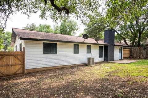 Home with Huge Fenced Yard Haus in Leon Valley