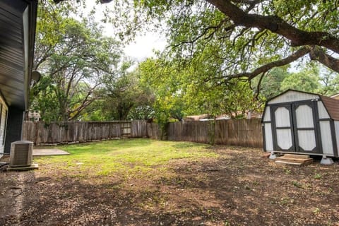 Home with Huge Fenced Yard Haus in Leon Valley