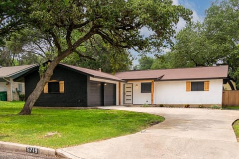 Home with Huge Fenced Yard Haus in Leon Valley