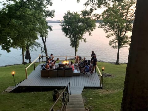 Seating area, Evening entertainment, Lake view, fireplace