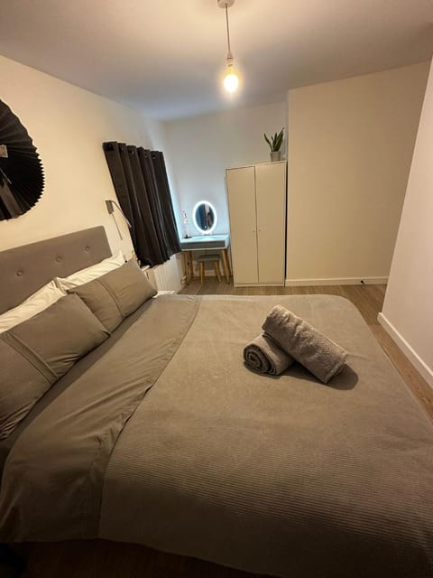 Beckenham Penge Border SE20 - Stunning Double Bedroom With En-suite in SHARED APARTMENT Vacation rental in Beckenham