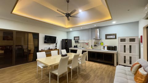 Communal lounge/ TV room, TV and multimedia, Kitchen or kitchenette, Kitchen or kitchenette, Living room, Seating area, Dining area