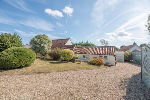 Saxon Cottage, spacious bungalow in Friston House in Leiston