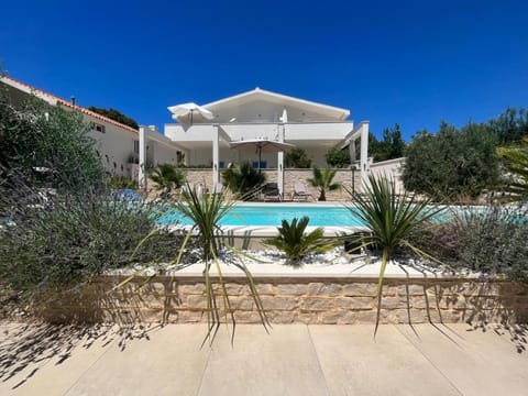 Property building, Patio, Spring, Day, Garden, Garden view, Pool view, Swimming pool, sunbed