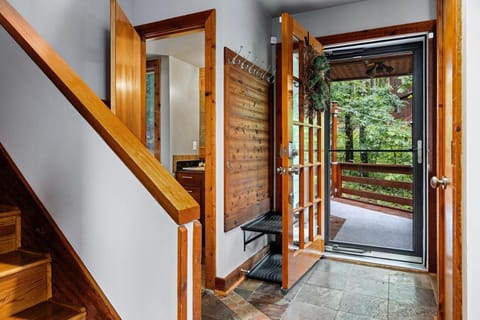 Black Dog Treehouse with Wintergreen Advantage House in Nelson County