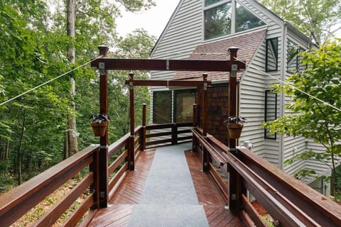 Black Dog Treehouse with Wintergreen Advantage House in Nelson County