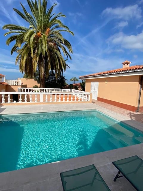 Pool view, Swimming pool, sunbed