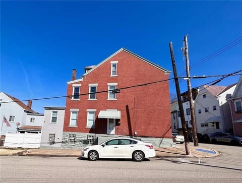 Property building, Neighbourhood, Street view, Location, Parking