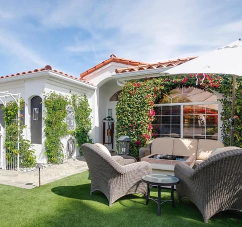 Property building, Day, Garden, Seating area, Garden view, sunbed