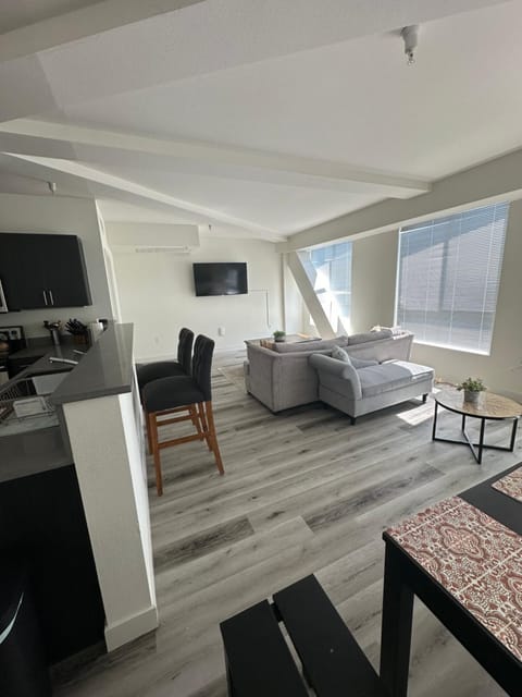 Spacious 2Bed 2BA - DTLA Art District Apartment in Los Angeles