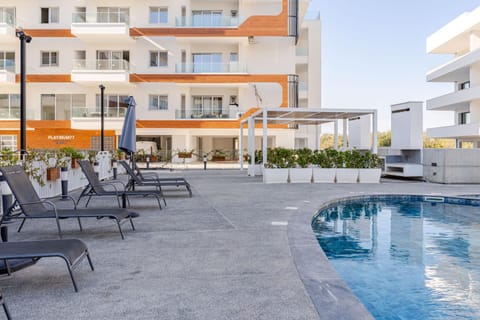 Pool view, Swimming pool, sunbed