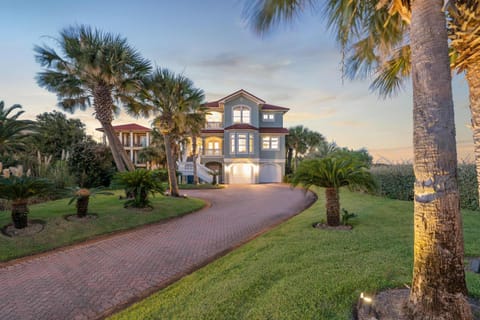 Waterfront Beach Oasis Private Pool Deck & BBQ House in West Beach