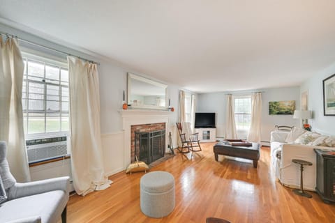 Cozy Wooded Home Near Salem, Boston, Beaches House in Ipswich