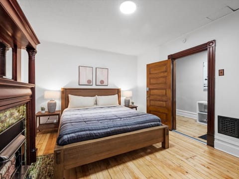 Oakland, Pittsburgh !A Modern and Stylish Private Bedroom with Shared Bathroom Vacation rental in Pittsburgh