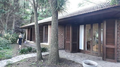 Chalet para 8 o 9 personas, pegado al Bosque Peralta Ramos y a 10 cuadras de las mejores playas del sur de Mar del Plata House in Mar del Plata