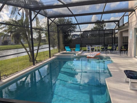 Large lakeside 5 bed villa with private pool Villa in Poinciana