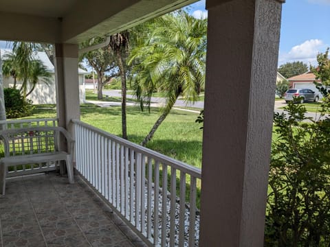 Large lakeside 5 bed villa with private pool Villa in Poinciana