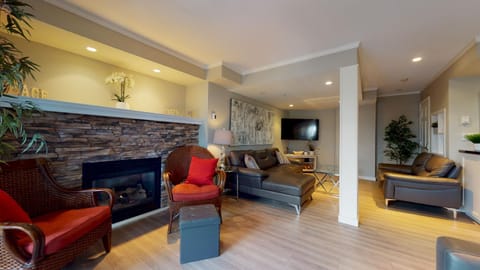 LAGOONS 20 Village location Rare 5BDR Condo With Private Hot Tub Apartment in Whistler