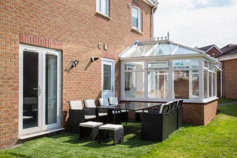 5 Bed Detached House- Sleeps 14 & 11 Beds House in Cardiff