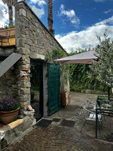 Property building, Patio, Day, Garden, Dining area, Garden view