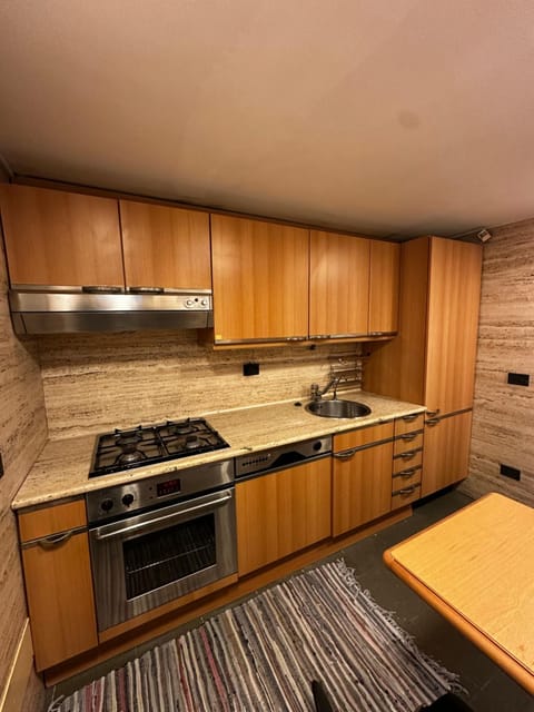 Kitchen or kitchenette, minibar, stove