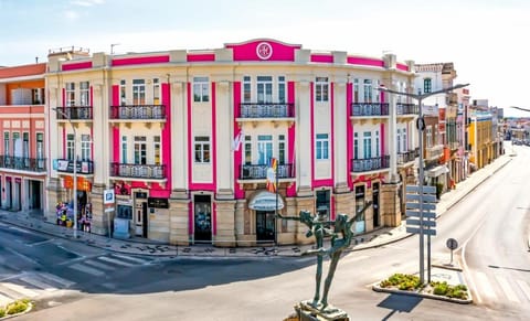 Property building, Facade/entrance, City view, Location