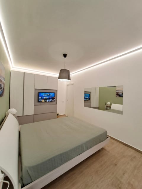 Bed, TV and multimedia, Bedroom