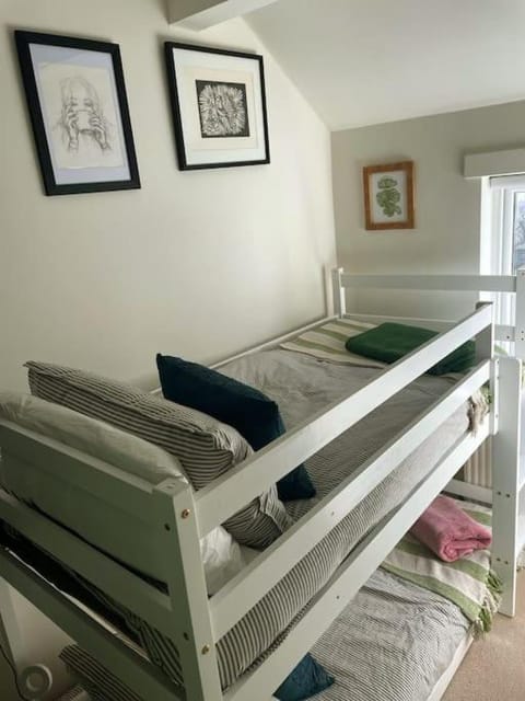 Bedroom, bunk bed