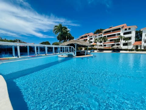 Property building, Day, Pool view, Swimming pool, sunbed