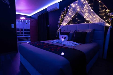 LA NUIT DES SECRETS Love Room 4 étoiles avec Jacuzzi et Sauna House in Roquebrune-sur-Argens