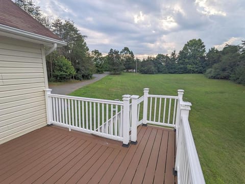 Cheerful 4Br Water View Lakehouse with Dock & More Villa in Lake Anna