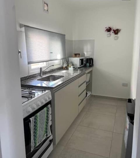 Kitchen or kitchenette, minibar, oven