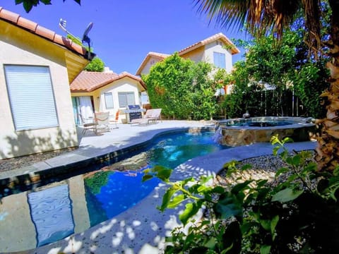 Property building, Garden, Garden view, Pool view, Swimming pool