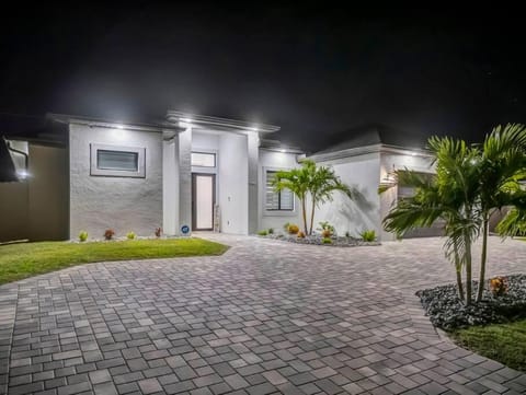 Tropicana Villa New and Luxurious Home Heated Pool Villa in Cape Coral