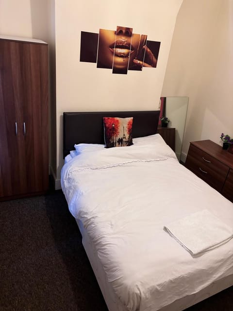 Lovely Room within 5 mins walk to Stoke Train Station with Double and Single room Vacation rental in Stoke-on-Trent