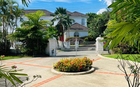 Escape to a delightful spacious family villa in Saint James Villa in Saint James