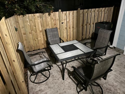 Patio, Day, Dining area