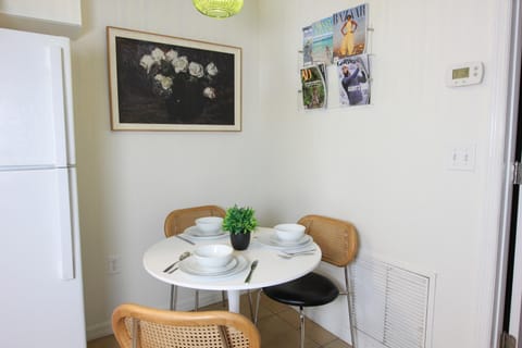 Kitchen or kitchenette, Seating area, Dining area