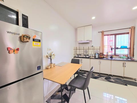 Kitchen or kitchenette, Dining area, stove