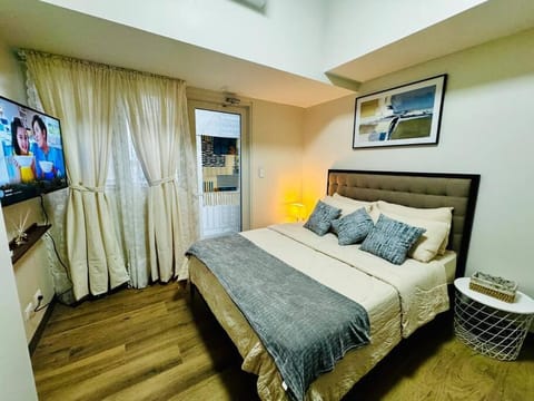 10F Luxury 1BR at Park Mckinley West near Venice Mall Apartment in Makati