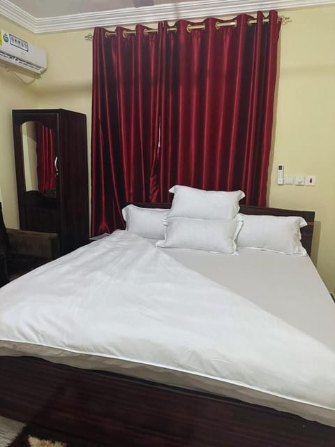 Bed, Photo of the whole room, Bedroom, air conditioner