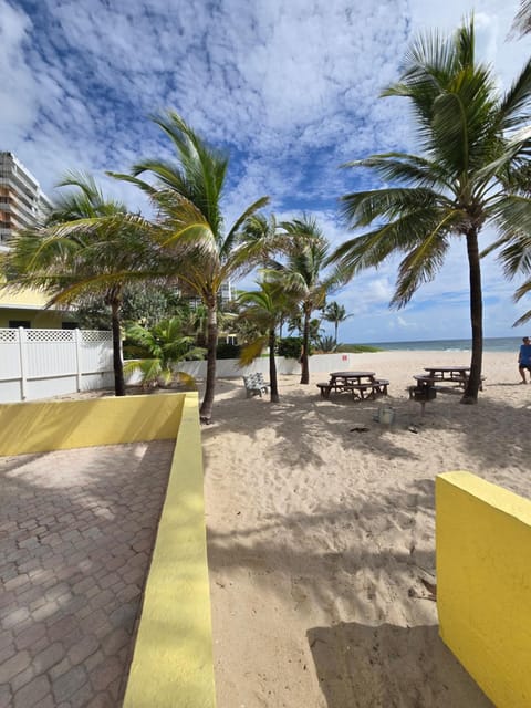 Luxury Beach Access Oasis Apartment in Lauderdale-by-the-Sea